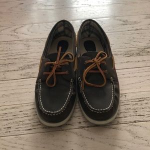 Women’s size 11 brown boat shoes.